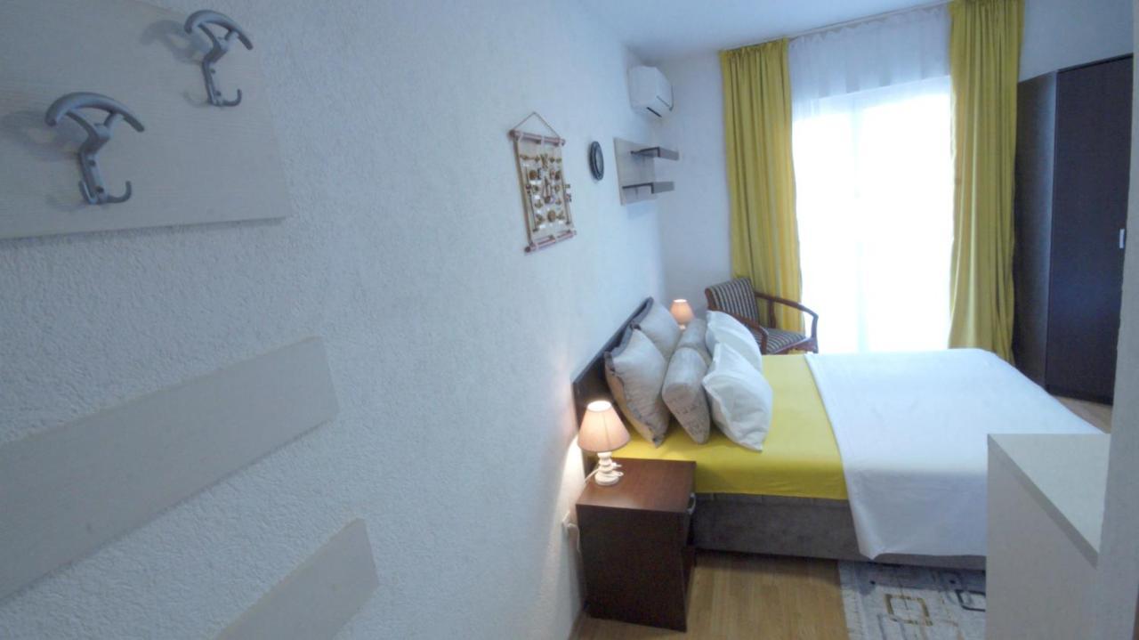 Sara * Budva